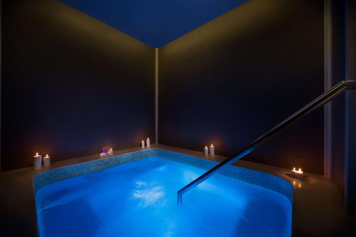 AlRayyan-Hotel-Doha--Curio-Collection-by-Hilton-Pool-52