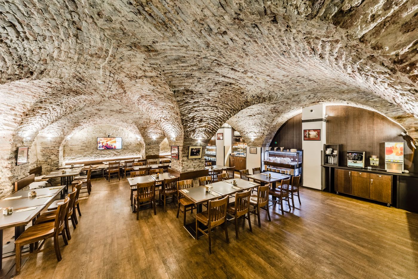 Archibald at the Charles Bridge-Czech Republic-PRAGUE-General view-9