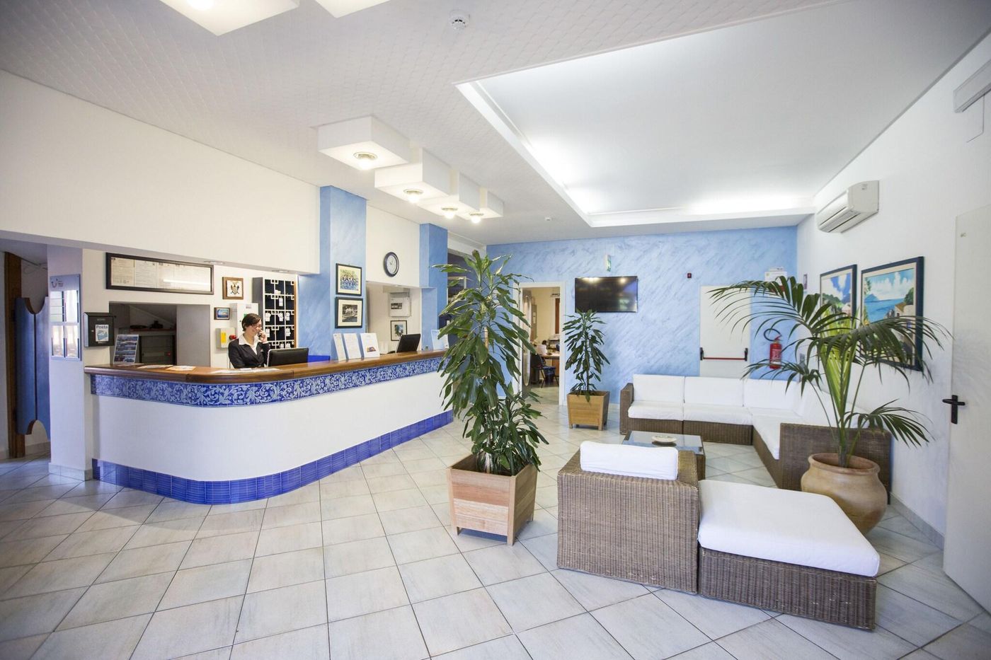 Hotel-Tourist-Lobby-49