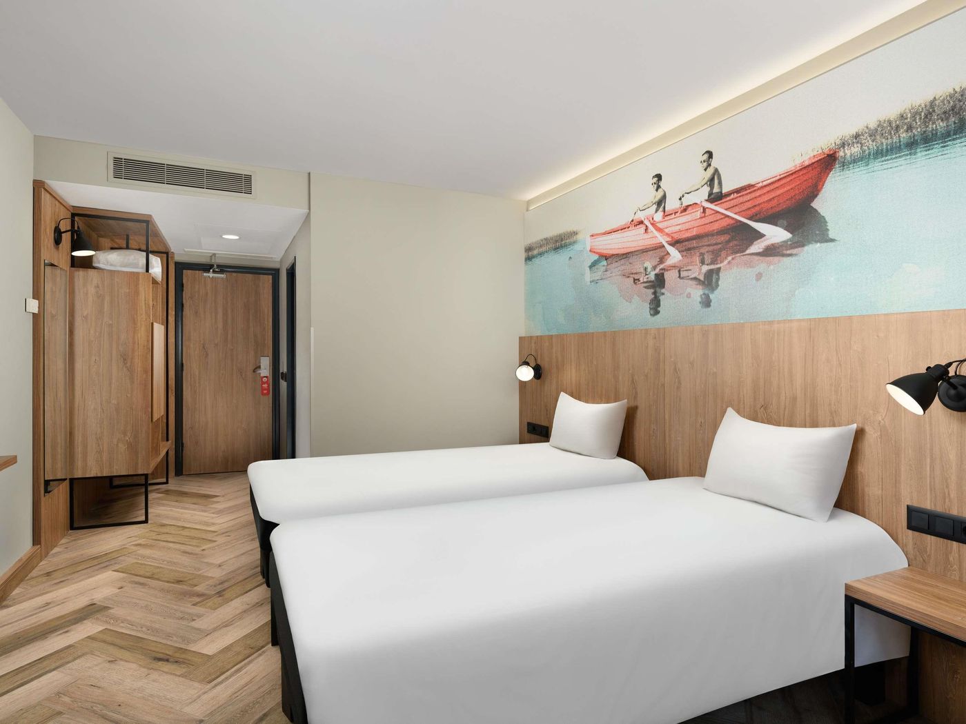 Ibis-Hotel-Heroes-Square-Room-10
