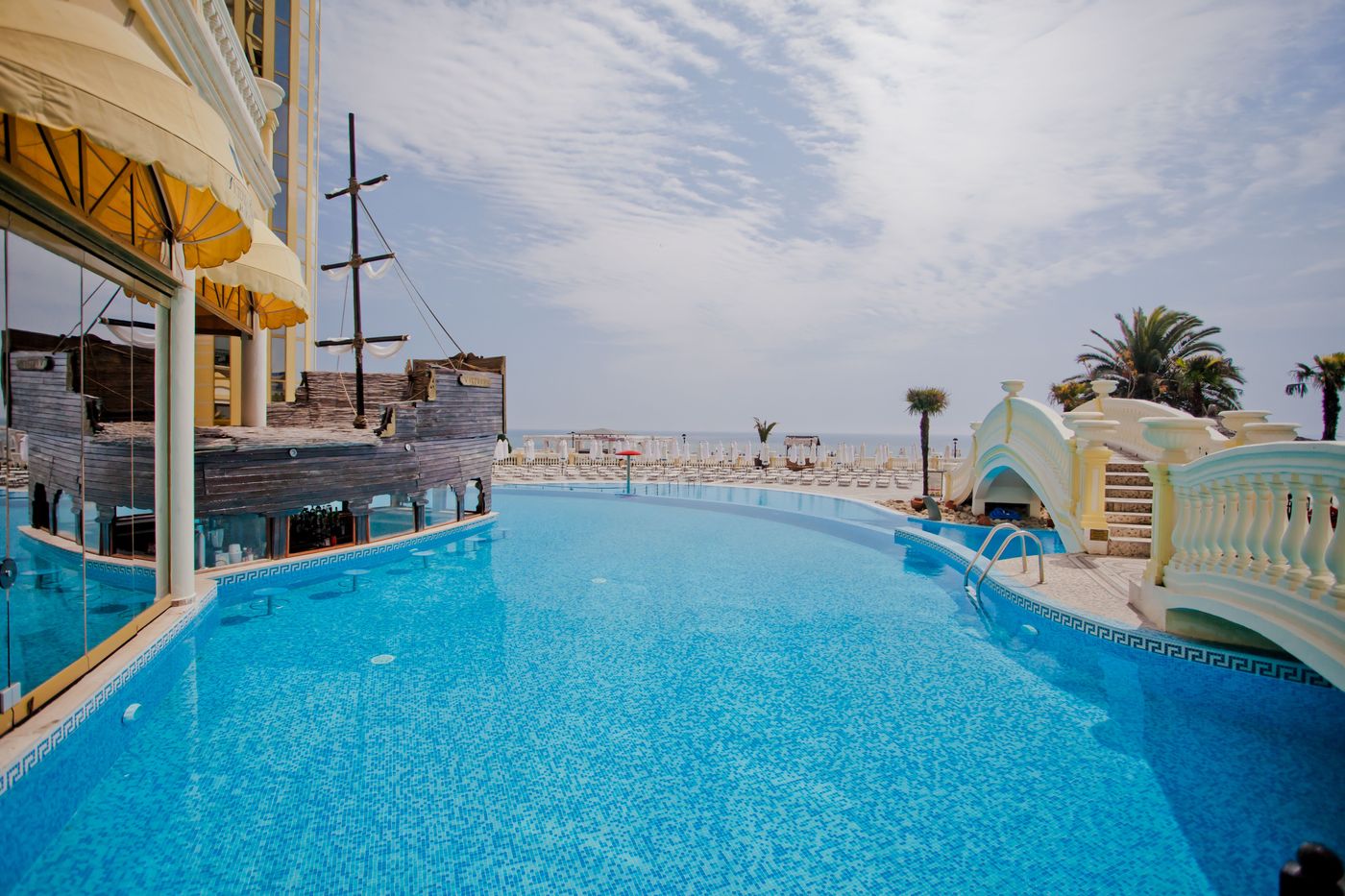 Imperial-Palace-Pool-2