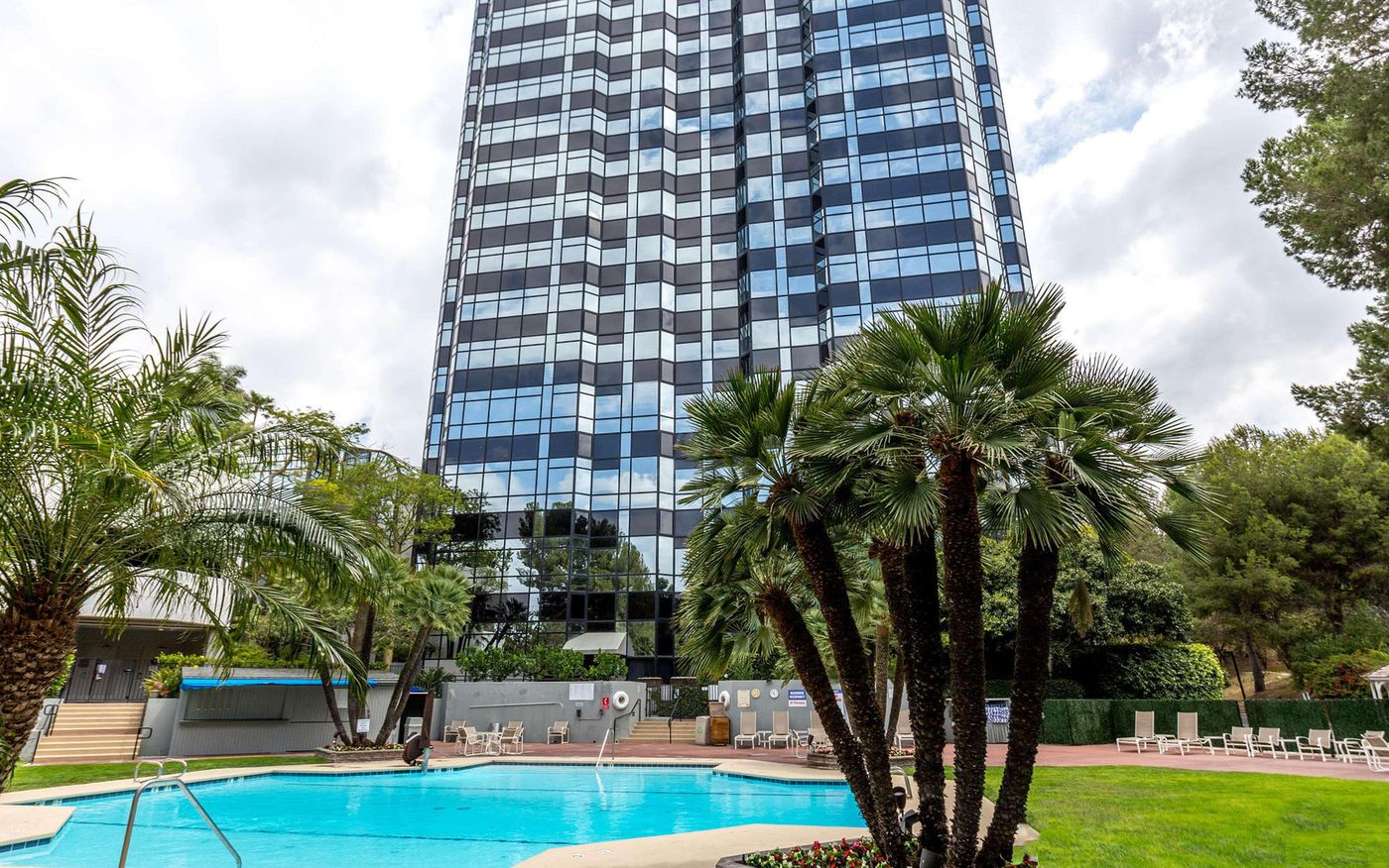 Hilton-Los-Angeles-Universal-City-Pool-2