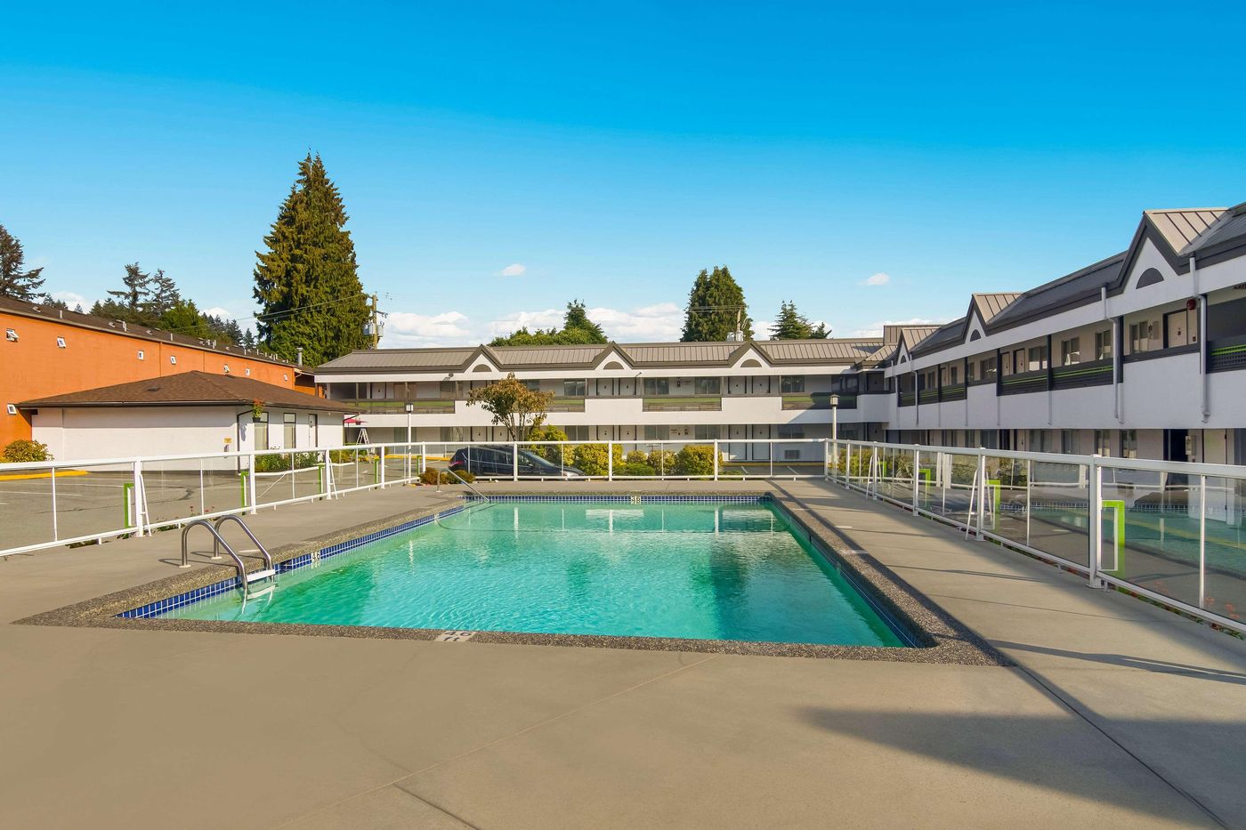 SureStay-by-Best-Western-North-Vancouver-Capilano-Pool-4