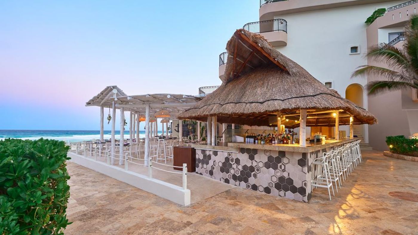 Fiesta-Americana-Condesa-Cancun-All-Inclusive-Bar-13