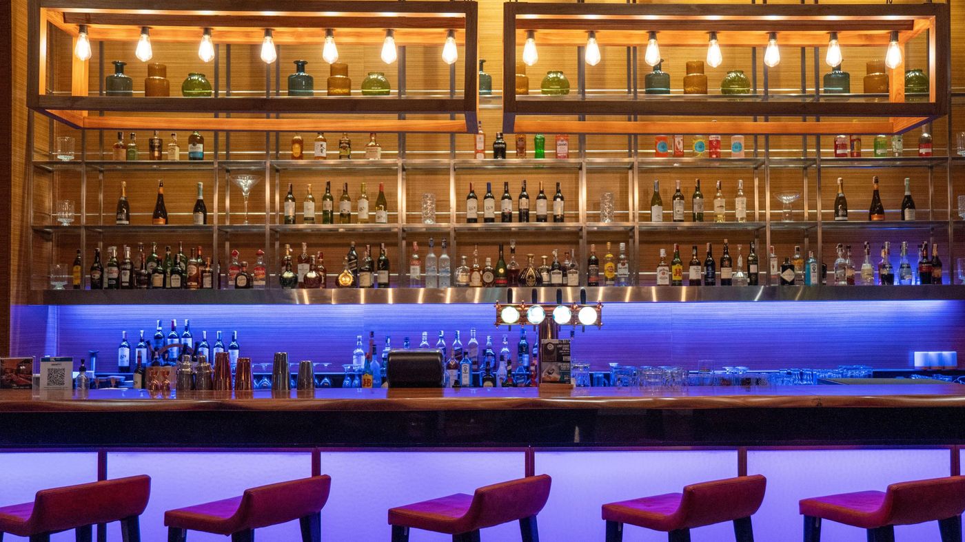 Holiday-Inn-Bangkok-Silom-Bar-19