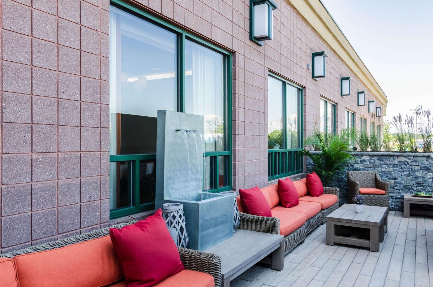 Comfort-Inn---Suites-Logan-Airport-General-view-3