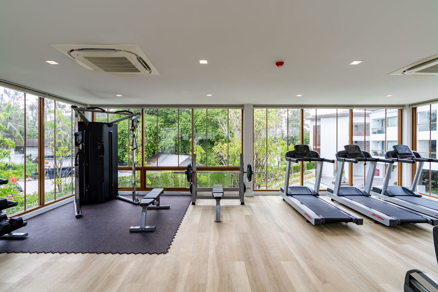 Bella-Nara-Phuket-Naiyang-Beach-Sports-and-Entertainment-61