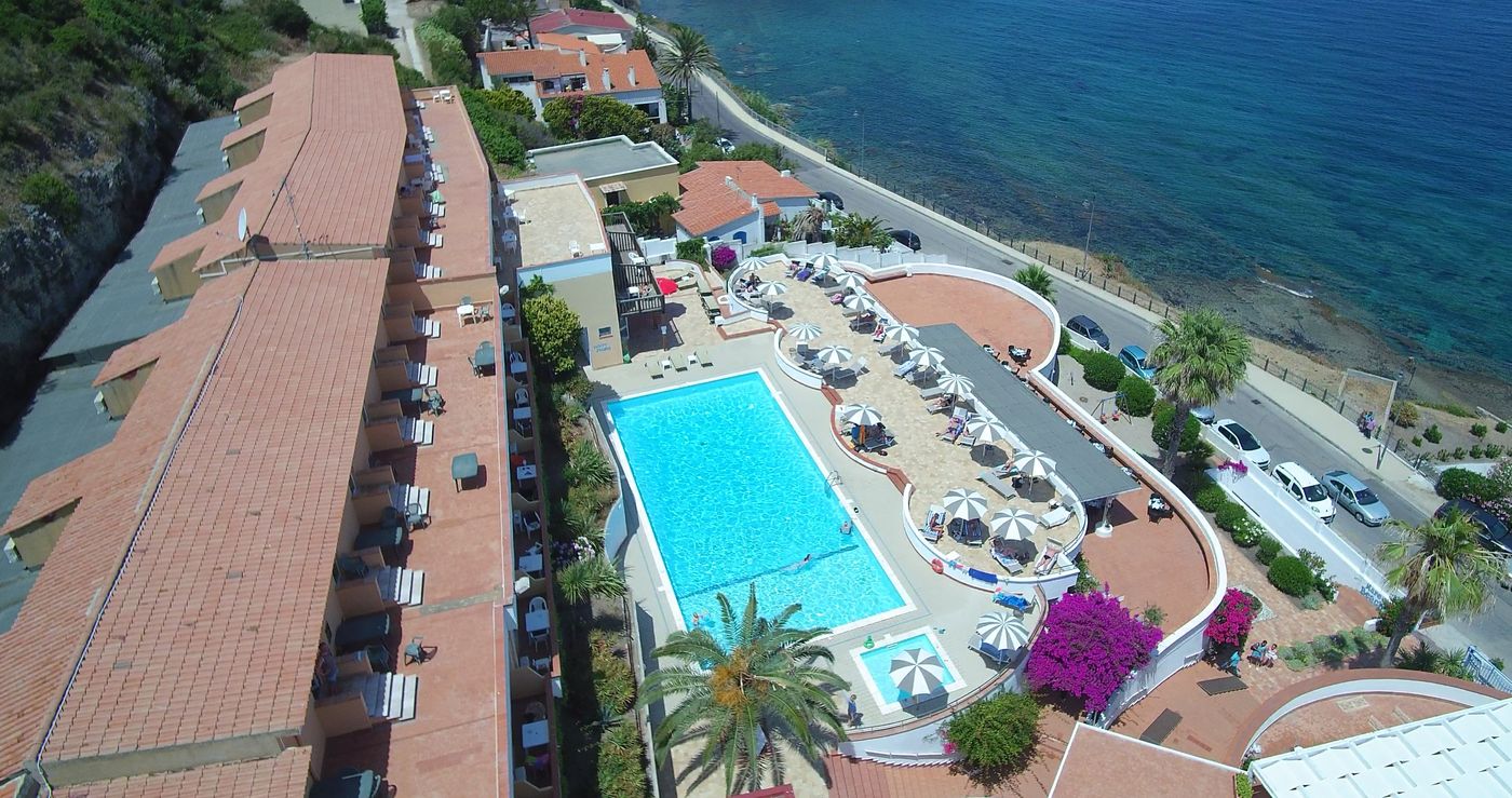 Pedraladda-Hotel-Pool-1