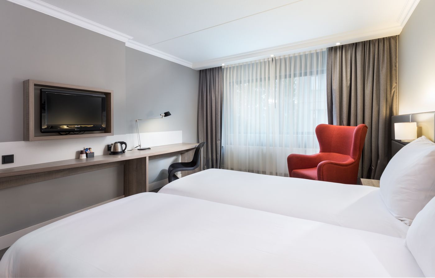 Ramada-by-Wyndham-Amsterdam-Airport-Schiphol-Room-19