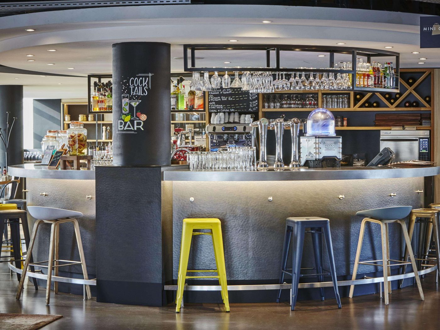 Campanile-Le-Bourget-Airport-Bar-4