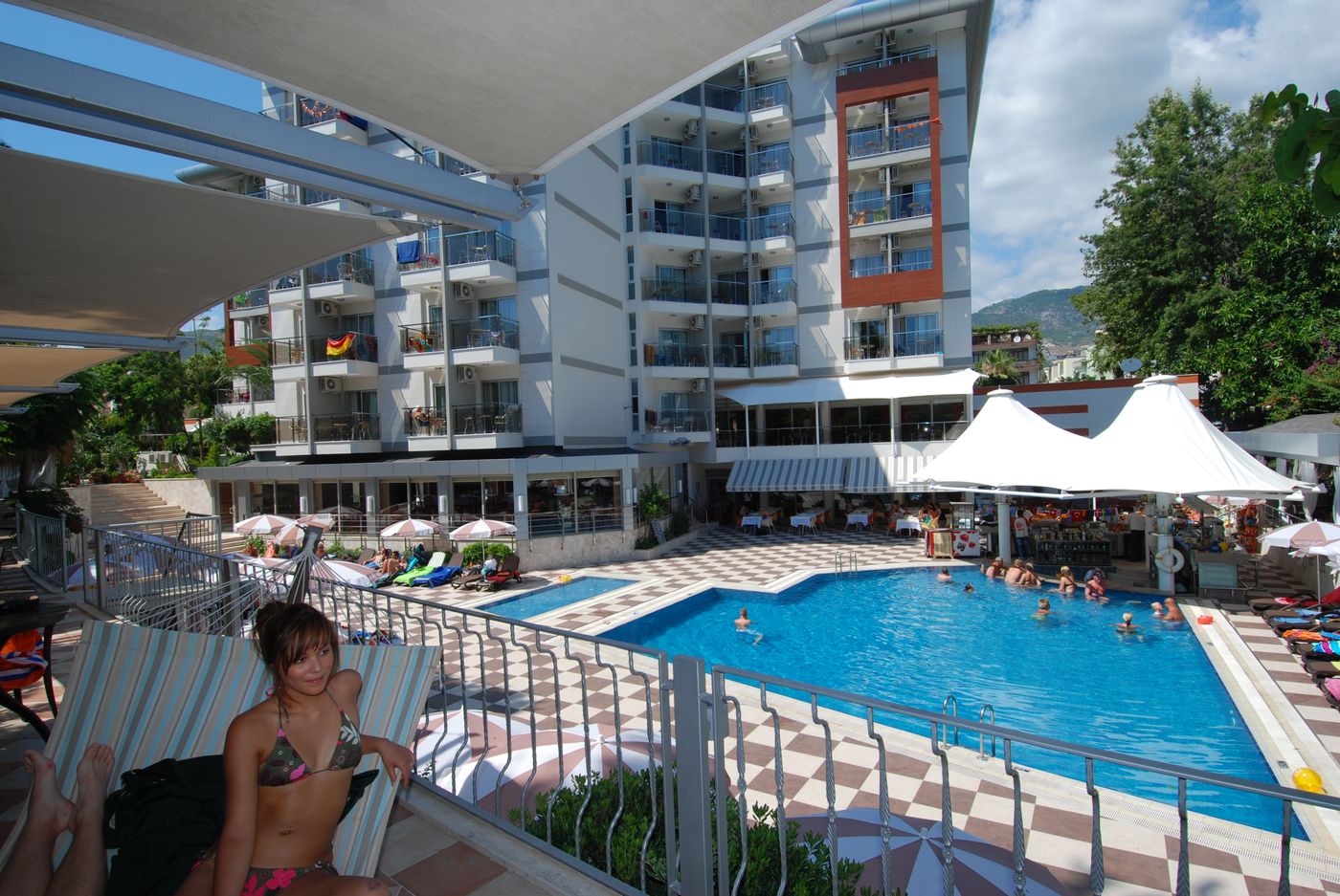 Grand-Okan-Hotel-Pool-2