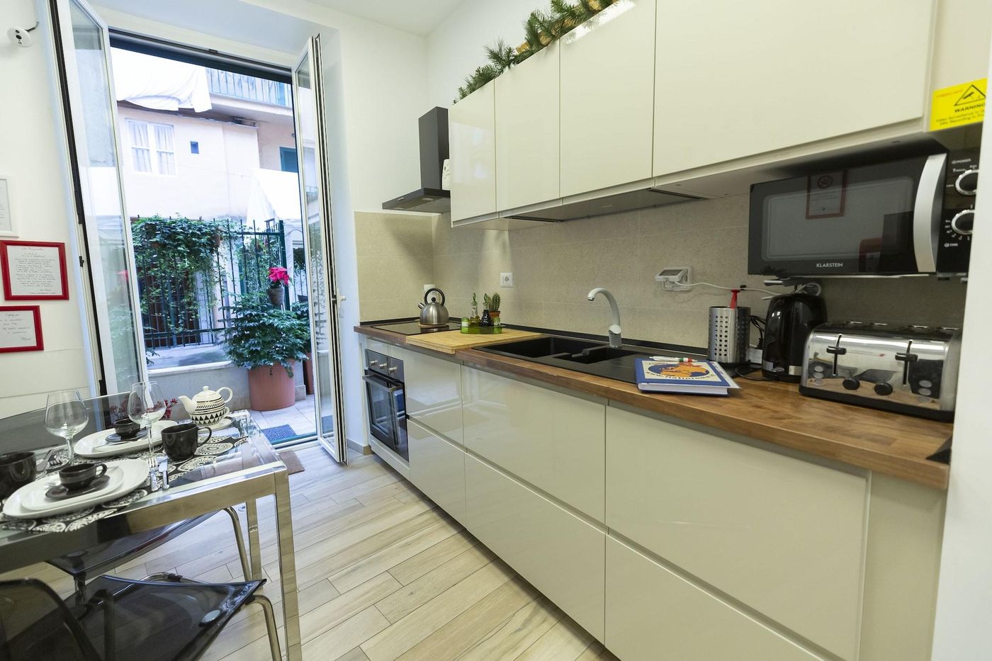 Flatinrome-Trastevere-Deluxe-Rooms-Room-3