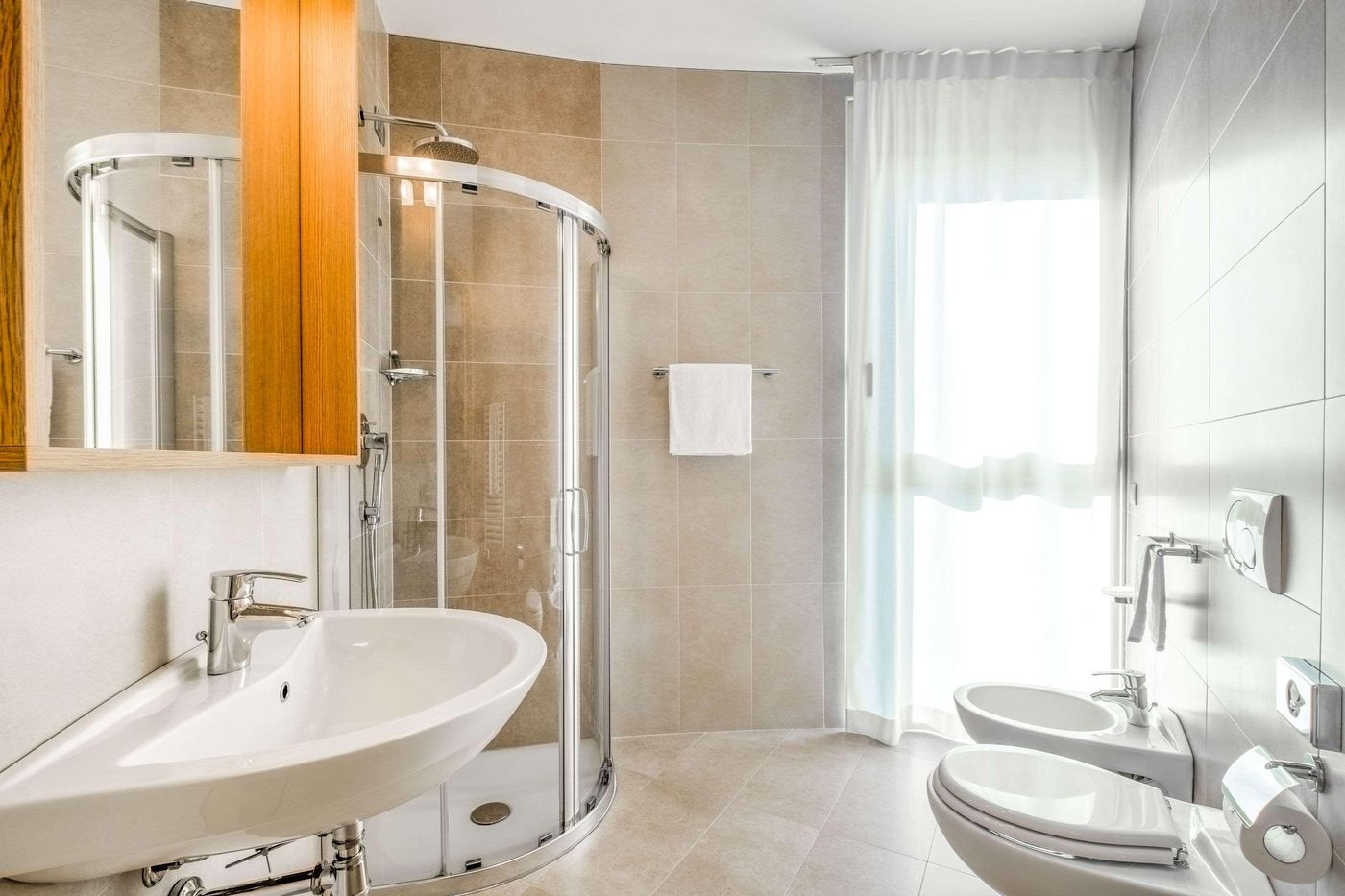 Quality Hotel San Martino-Italy-Garbagnate Monastero-Room-4