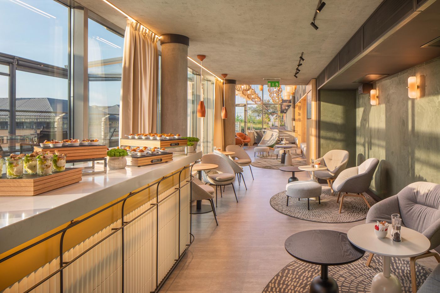 Crowne-Plaza-Budapest-Lobby-14