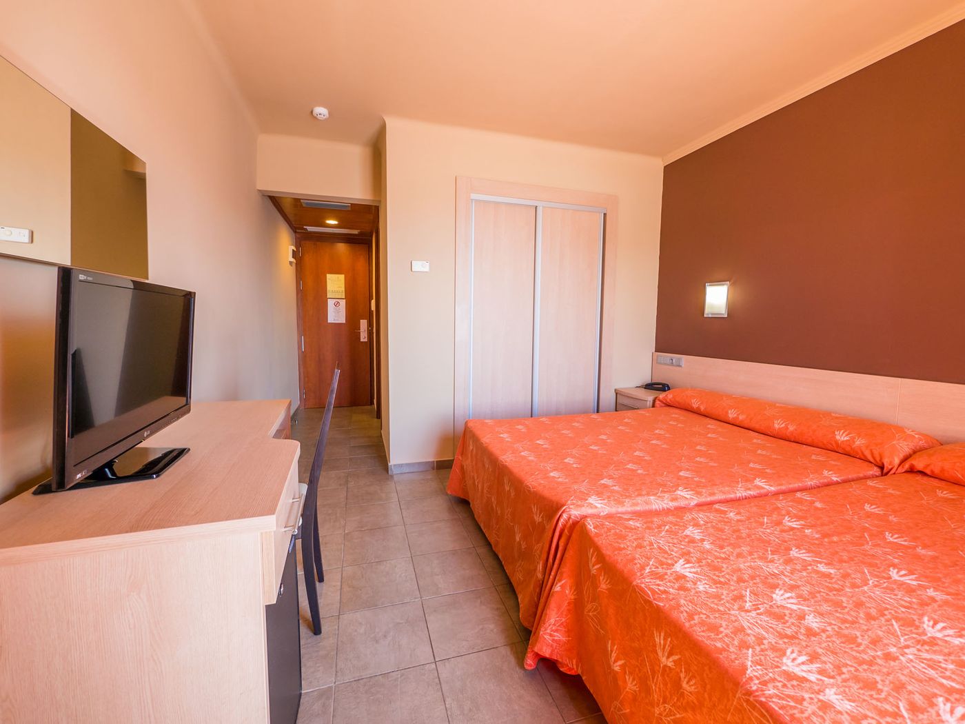 Tossa-Beach---Center-Room-19