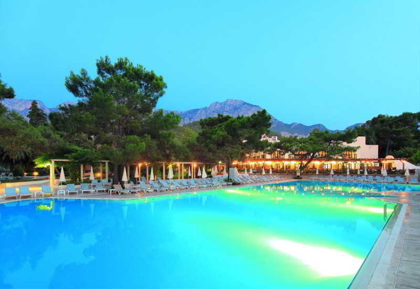 Majesty-Club-La-Mer-Art-Pool-4