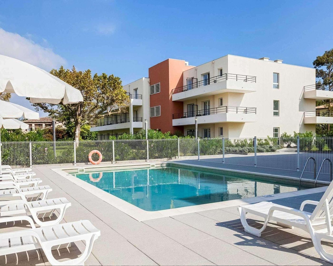 Comfort-Suites-Cannes-Mandelieu-Pool-4