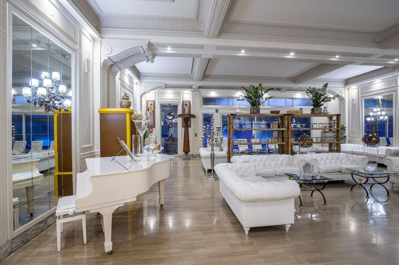 Columbia-Charming-Spa-Lobby-17