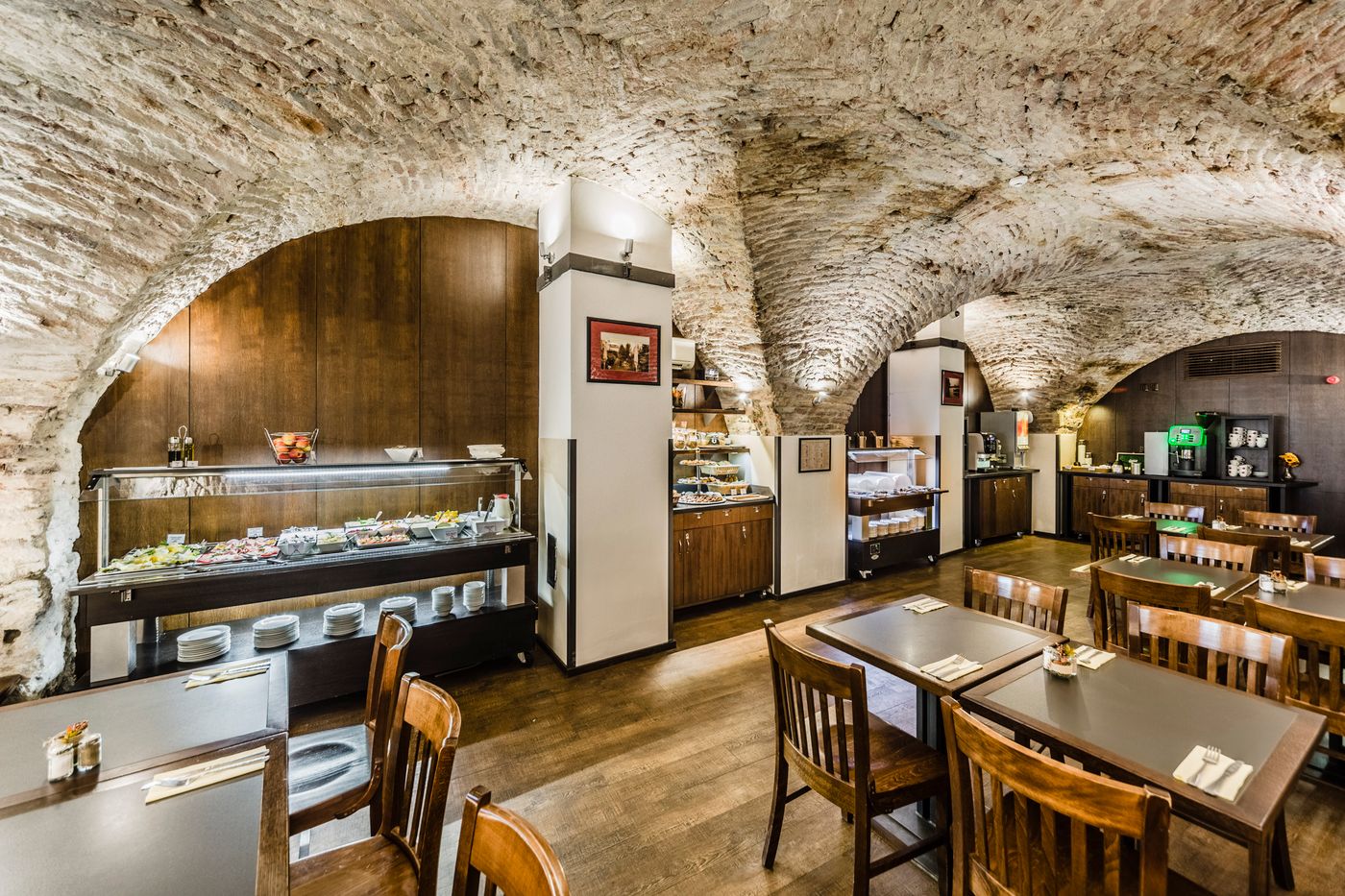 Archibald-at-the-Charles-Bridge-General-view-36