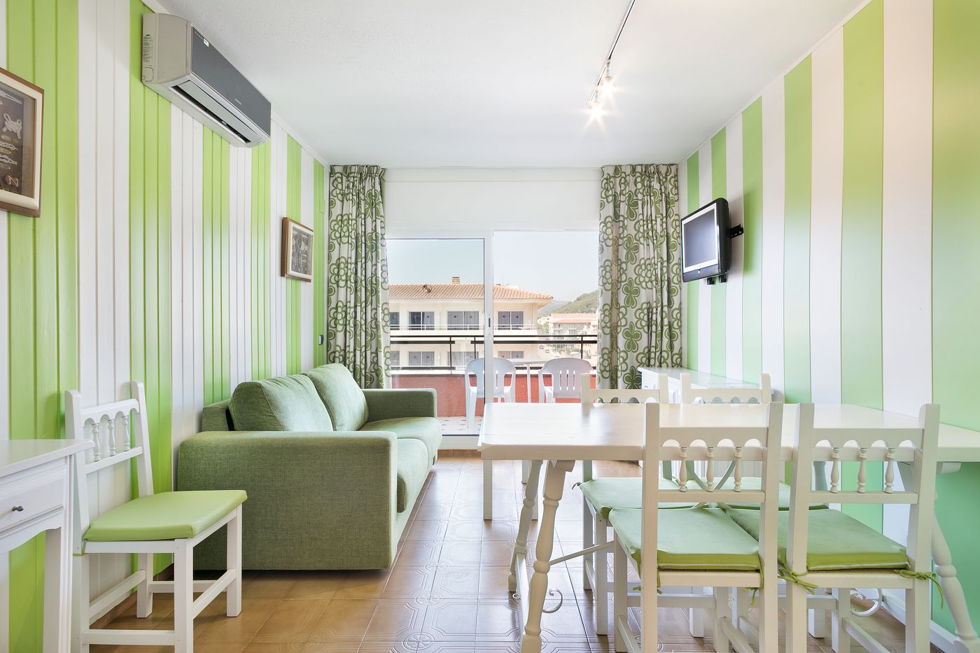 Salles-Beach-Apartments-Room-33