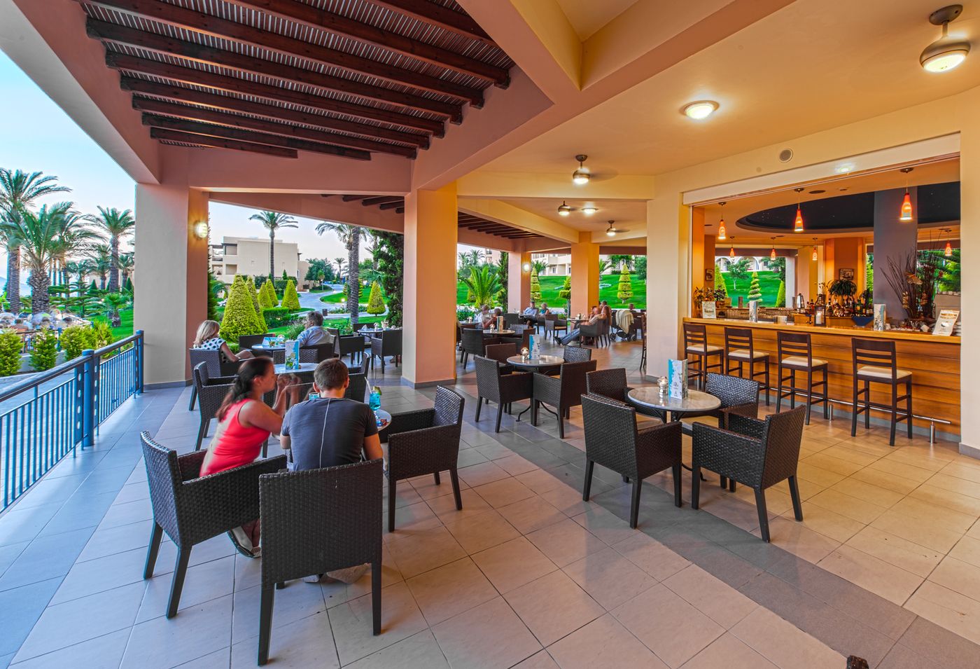 Horizon-Beach-Resort-Bar-14