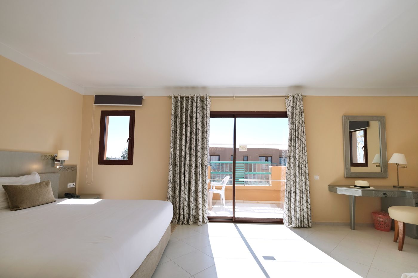 Valeria-Madina-Club-Room-31