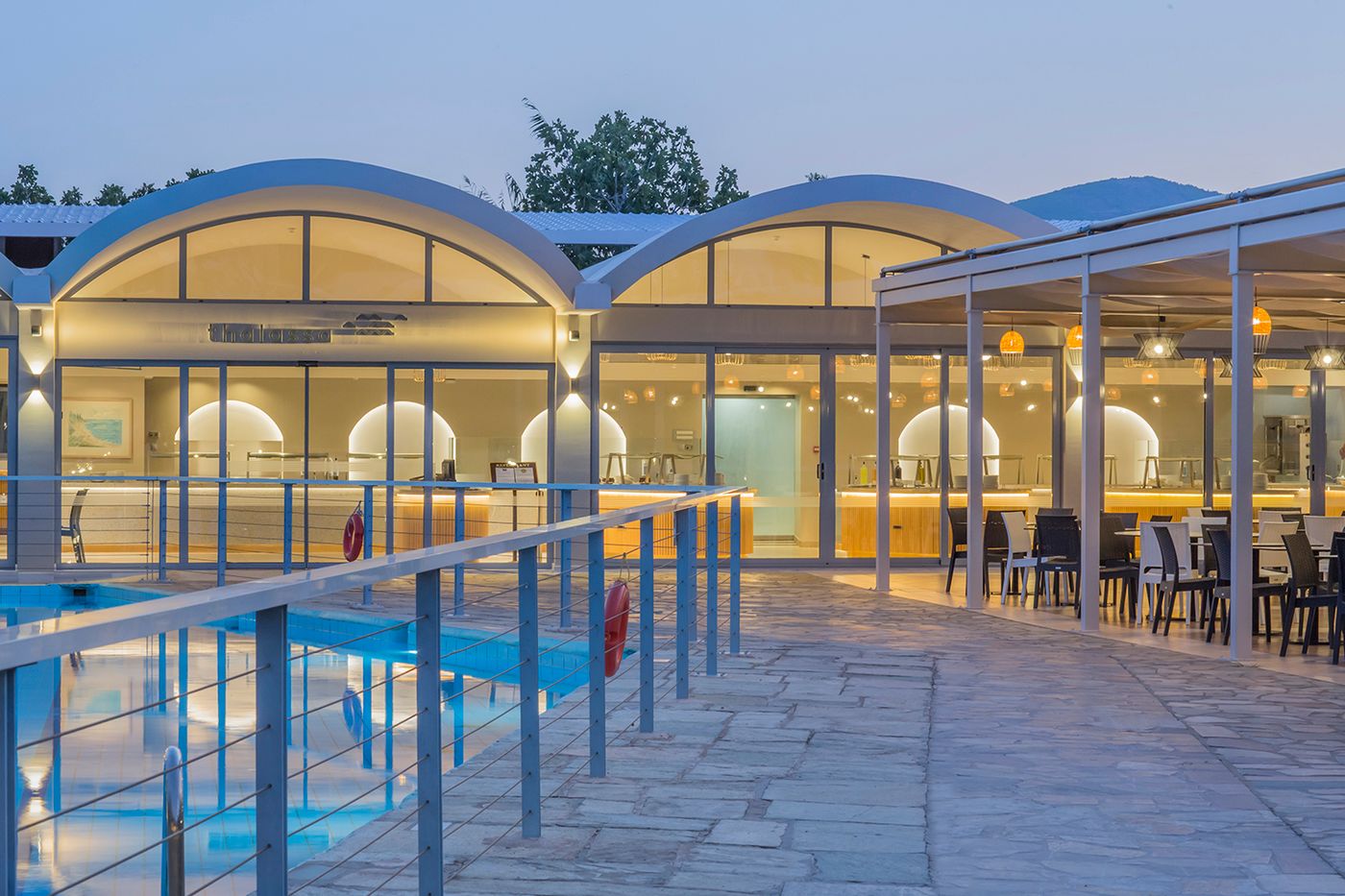 Golden-Coast-Hotel-and-Bungalows-Restaurant-2