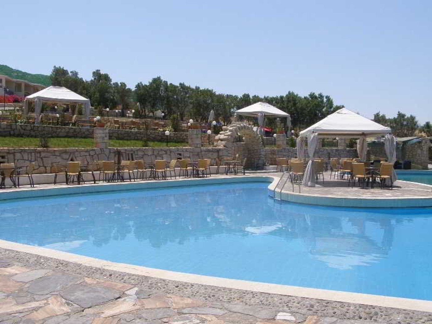 Lassion-Golden-Bay-Pool-2