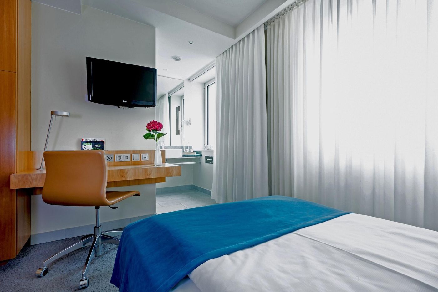 Lindner-Hotel-Berlin-Ku-damm--part-of-JdV-by-Hyatt-Room-31