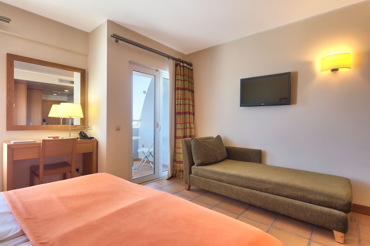 The-Views-Monumental-Room-21