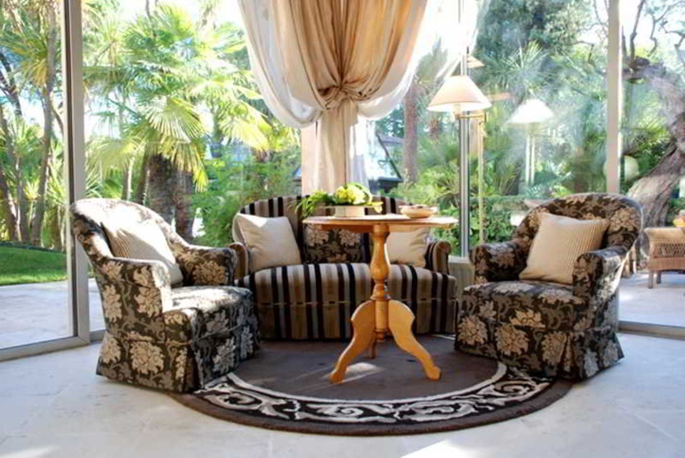 La-Bastide-de-Saint-Tropez-Lobby-7