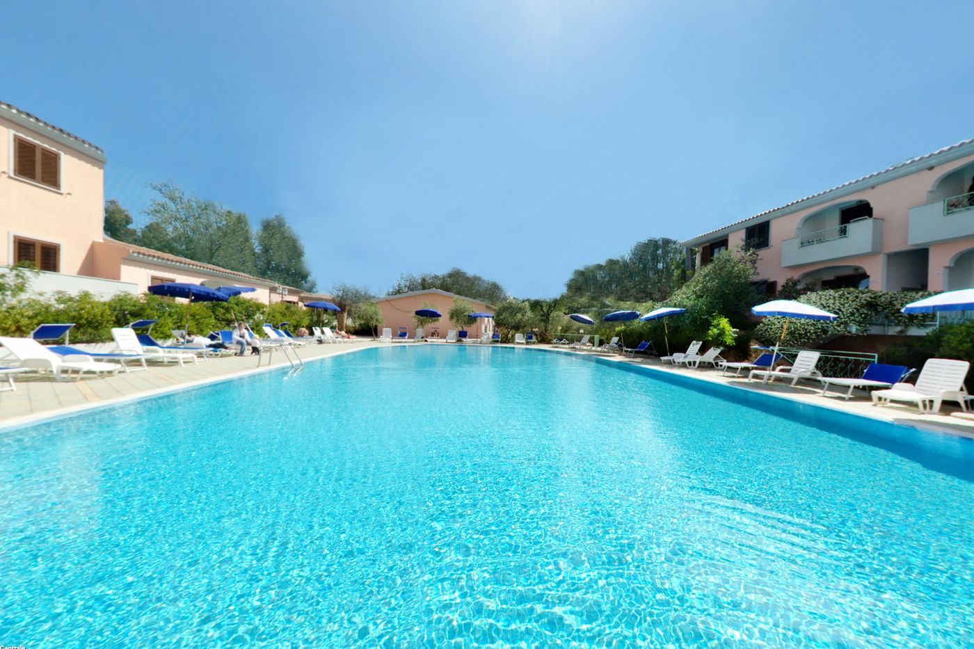 Gli-Ontani-Residence-Hotel-Pool-3