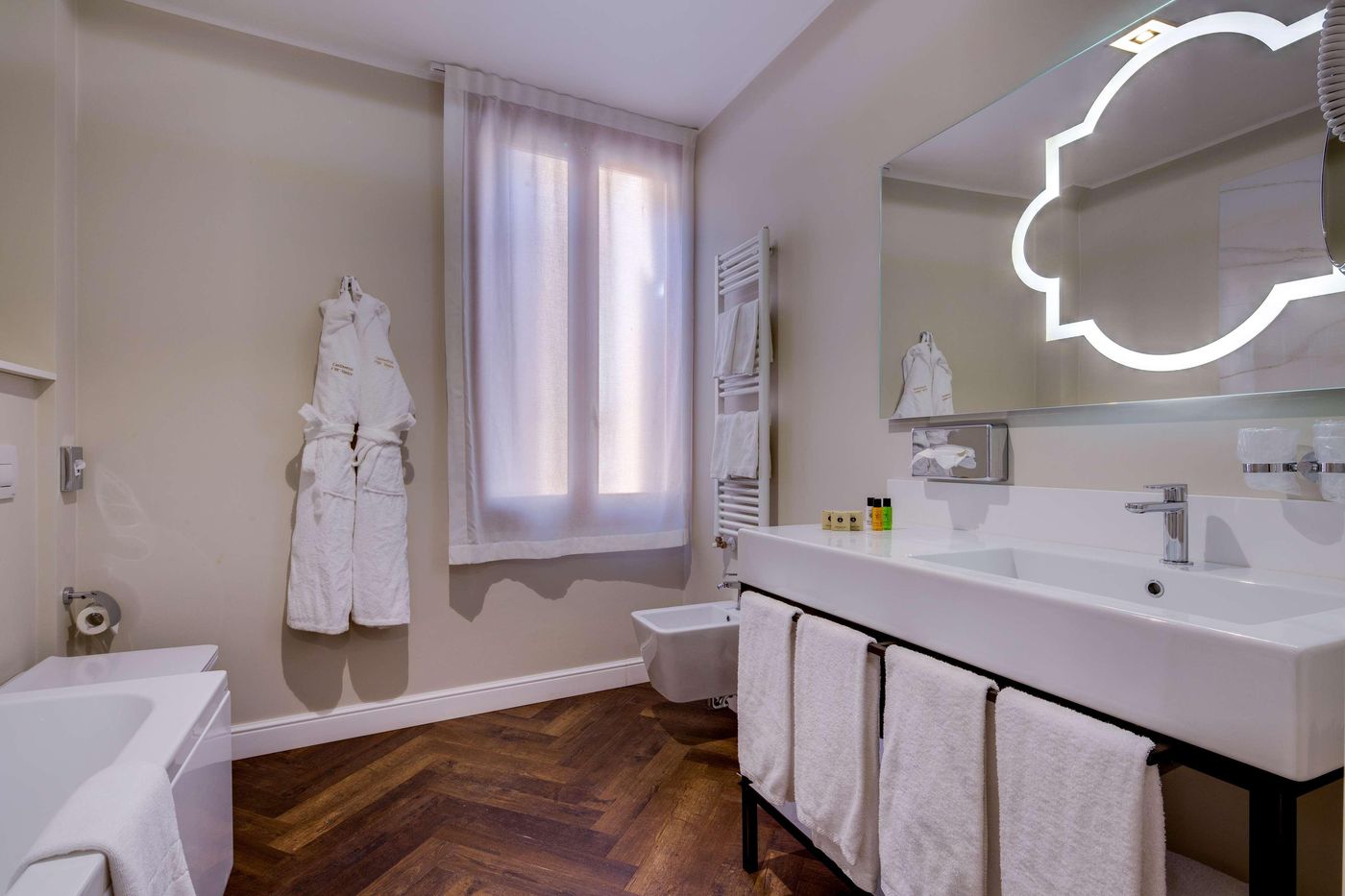 CHC-Continental--BW-Premier-Collection-Room-35