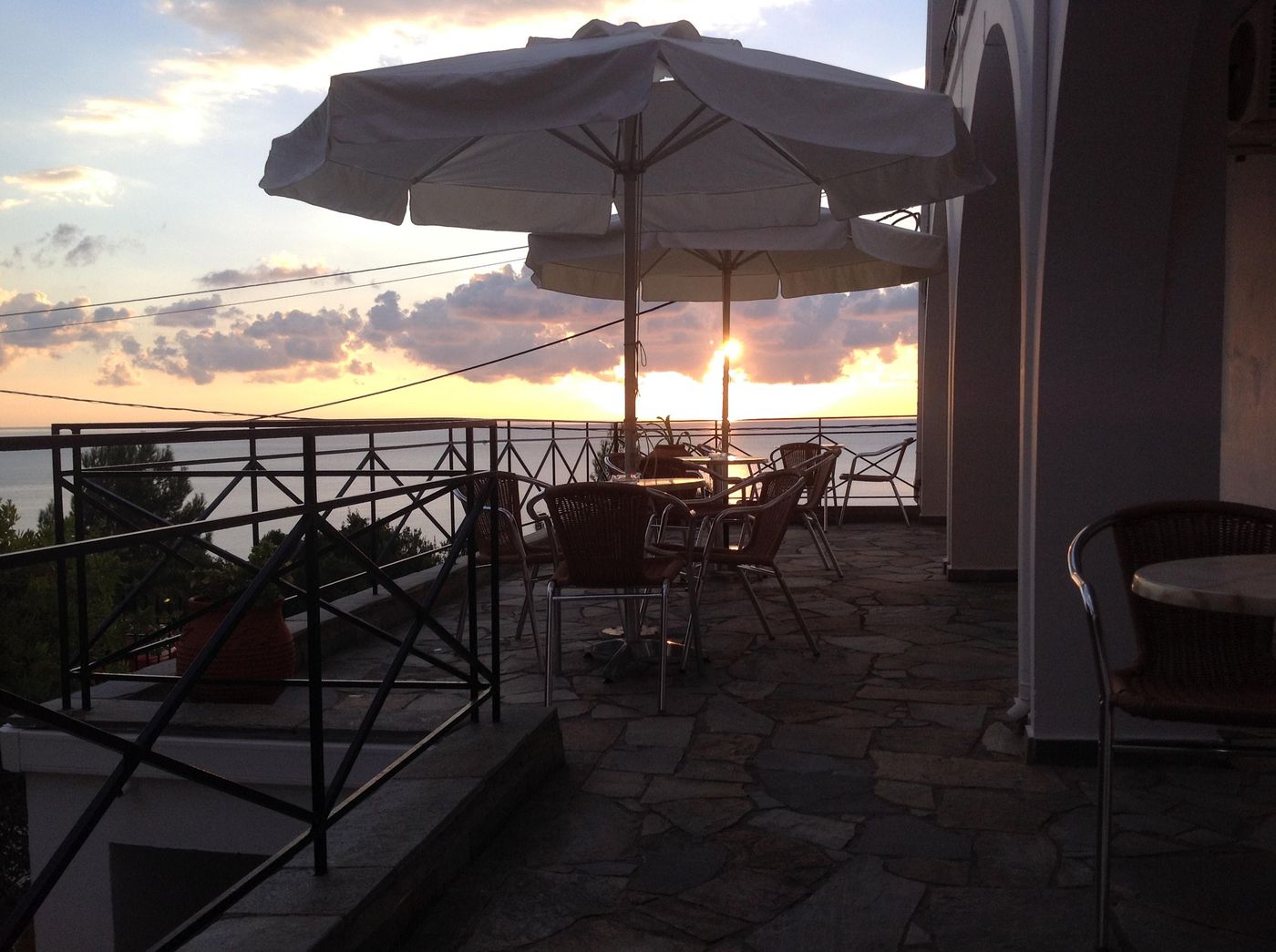 Travlos-Studios-Bar-9