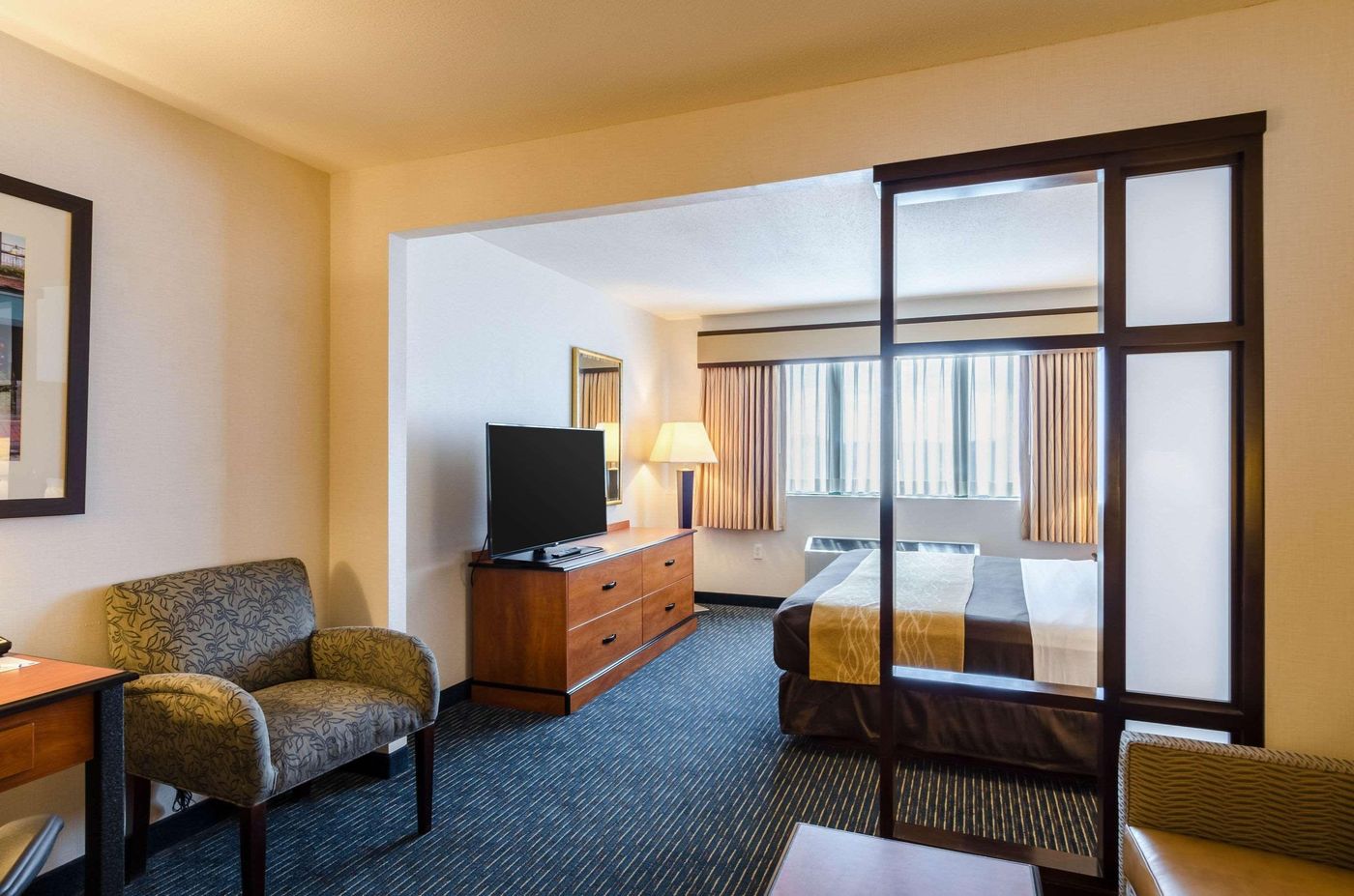 Comfort-Inn---Suites-Logan-Airport-Room-30