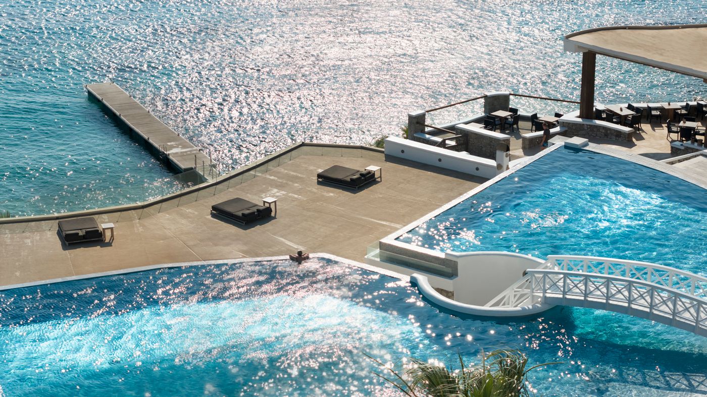 Saint-John-Hotel-Villas---Spa-Pool-15