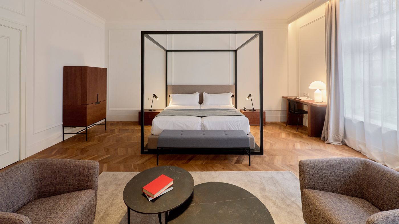 Kozmo-Hotel-Suites---Spa-Room-24