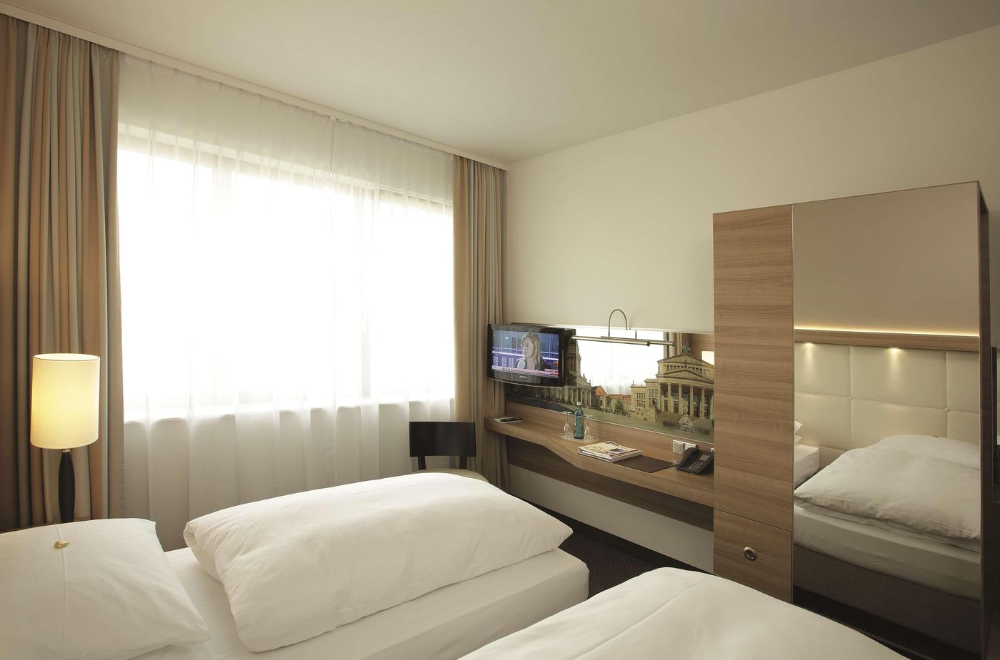 H4-Hotel-Berlin-Alexanderplatz-Room-16