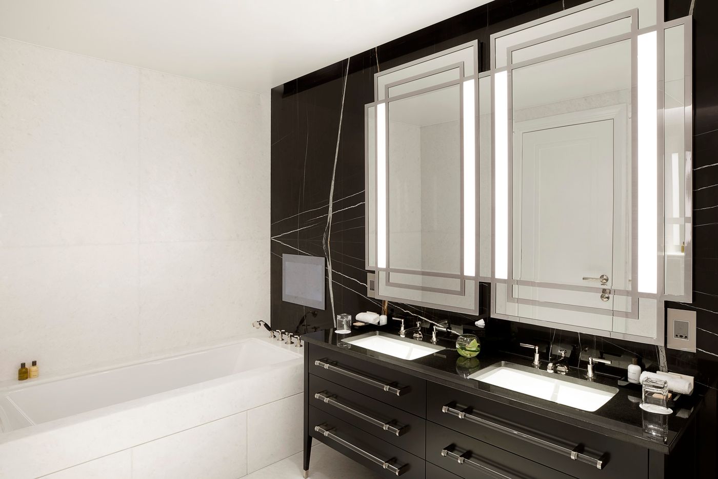 Four Seasons Hotel London At Ten Trinity Square - United Kingdom - London - Room - 2