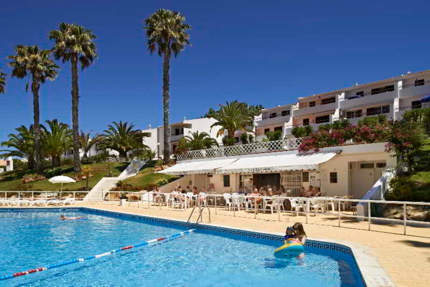 Cheerfulway-Vila-Alba-Apartamentos-Bar-2