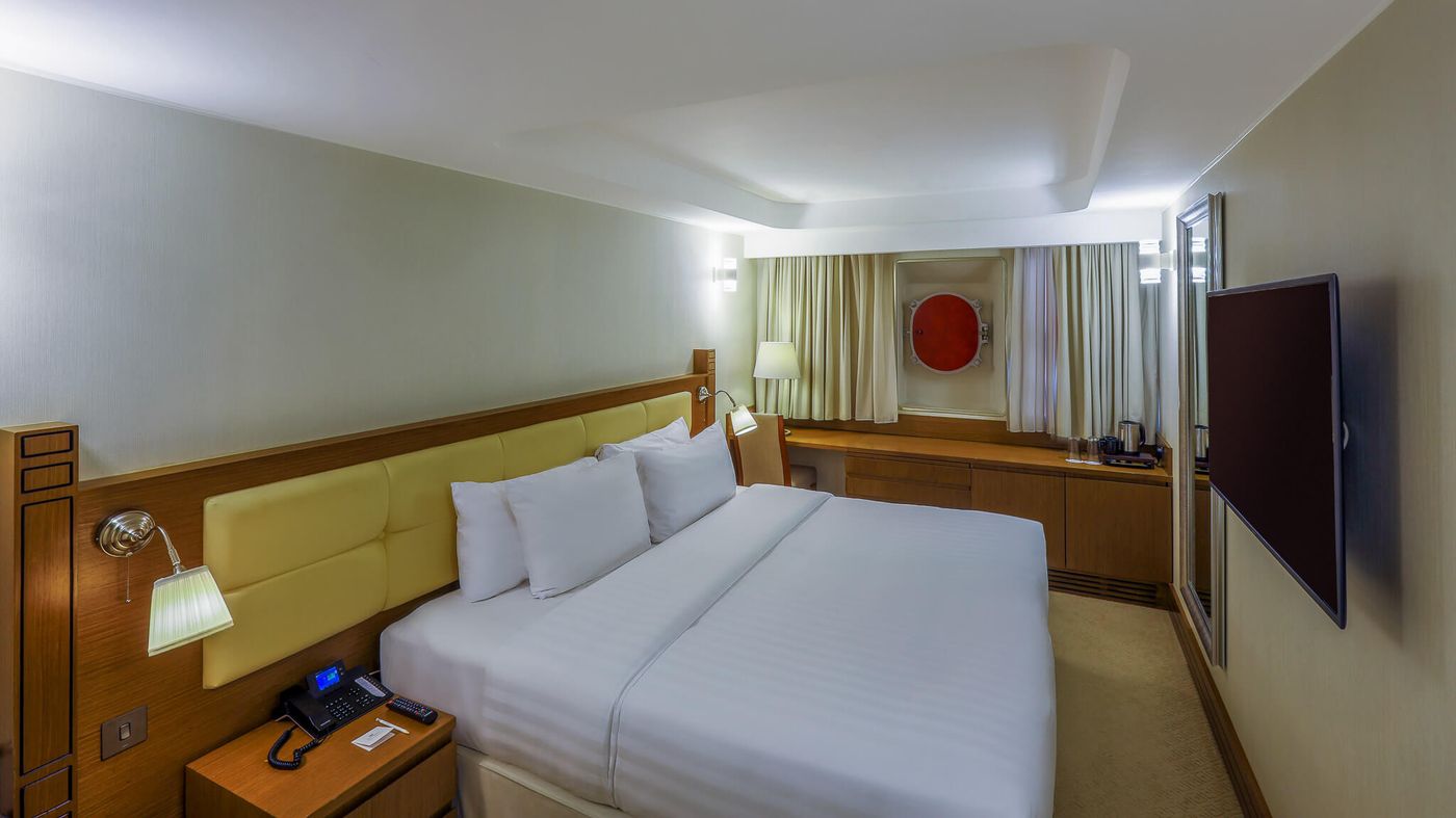 Queen-Elizabeth-2-Hotel-Room-36