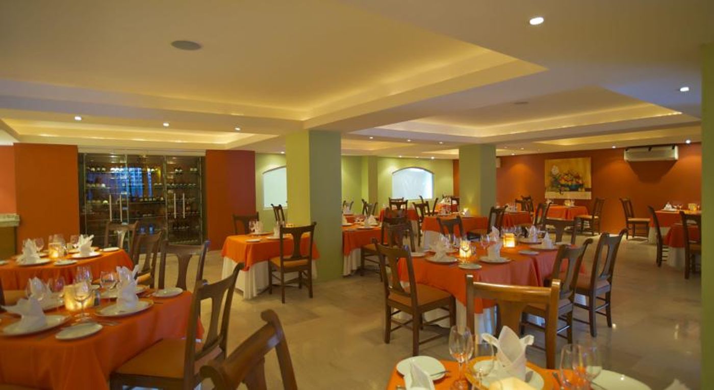 Plaza Pelicanos Grand Beach Resorts