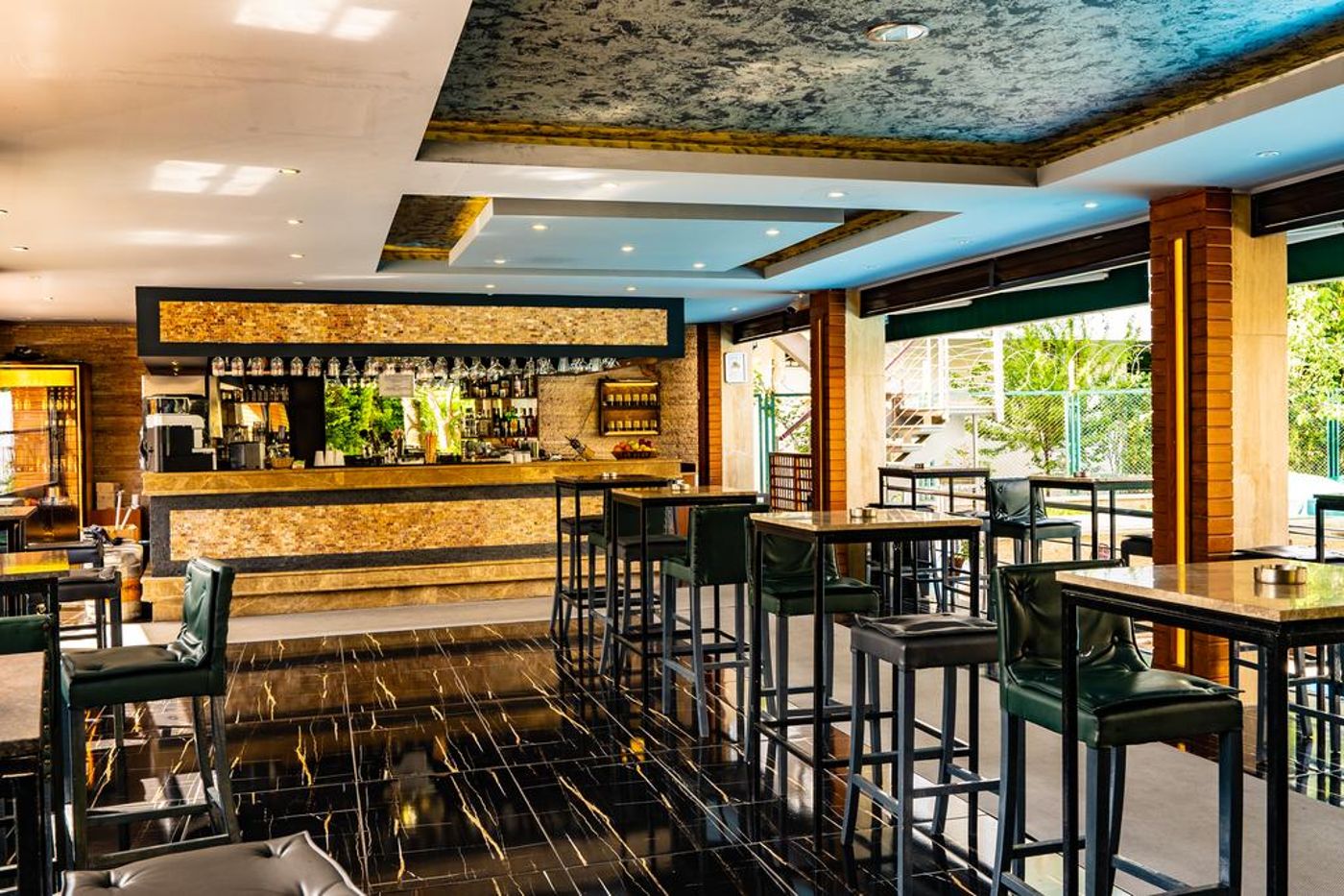 Hotel Ambassador Plaza