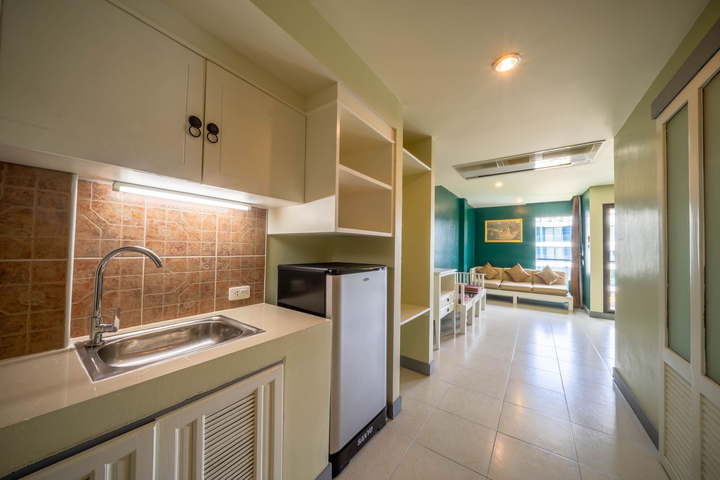 LA-Vintage-Resort--Former-Poppa-Palace--Room-36