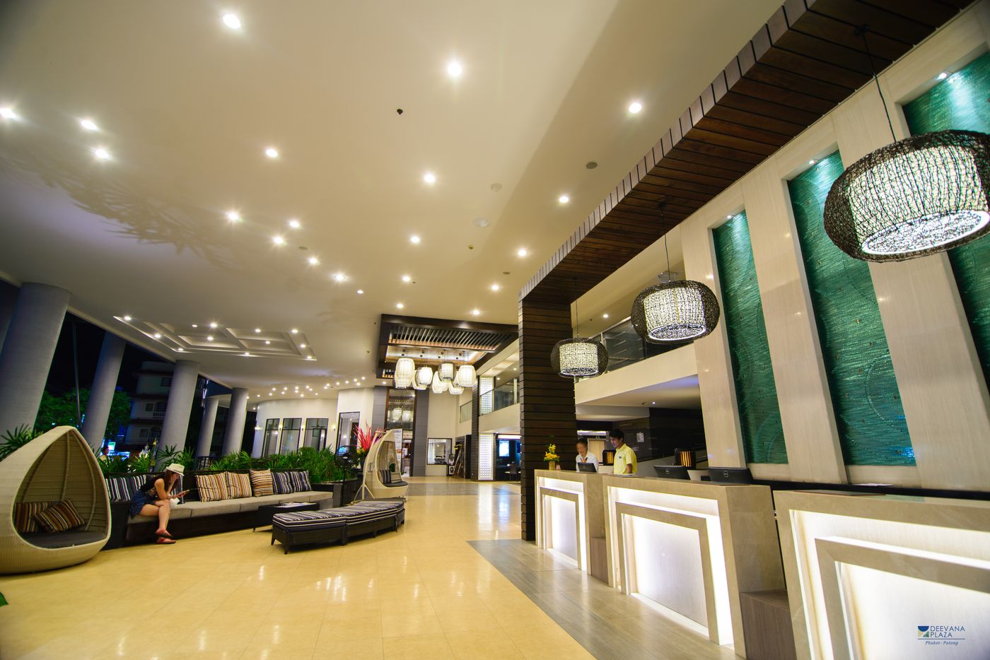 Deevana-Plaza-Phuket-Lobby-52