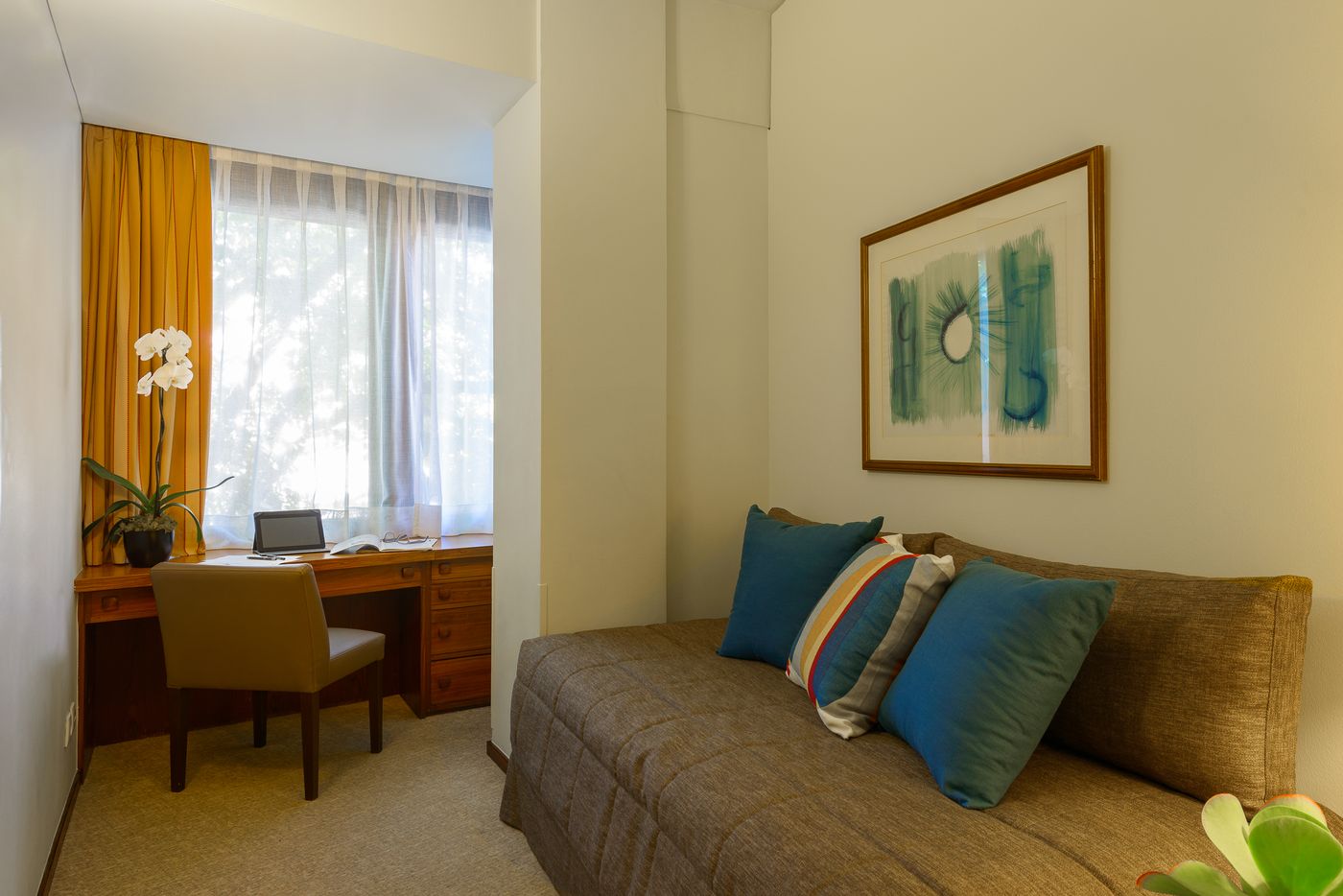 Dom-Carlos-Park-Room-21