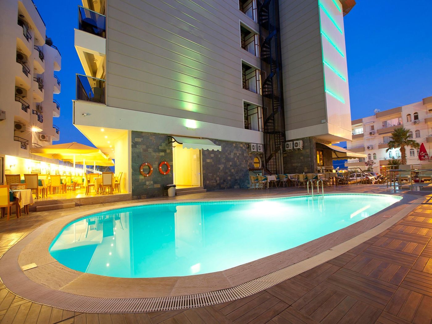 Malibu-Beach-Hotel-Pool-2