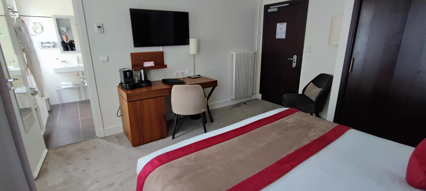 Hotel-Elysees-Bassano-Room-44