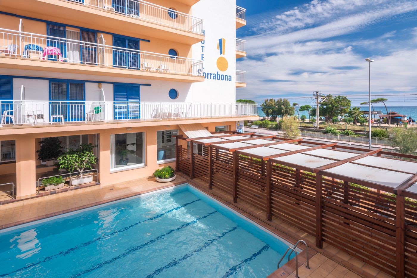 Sorrabona-Apartamentos-Pool-2