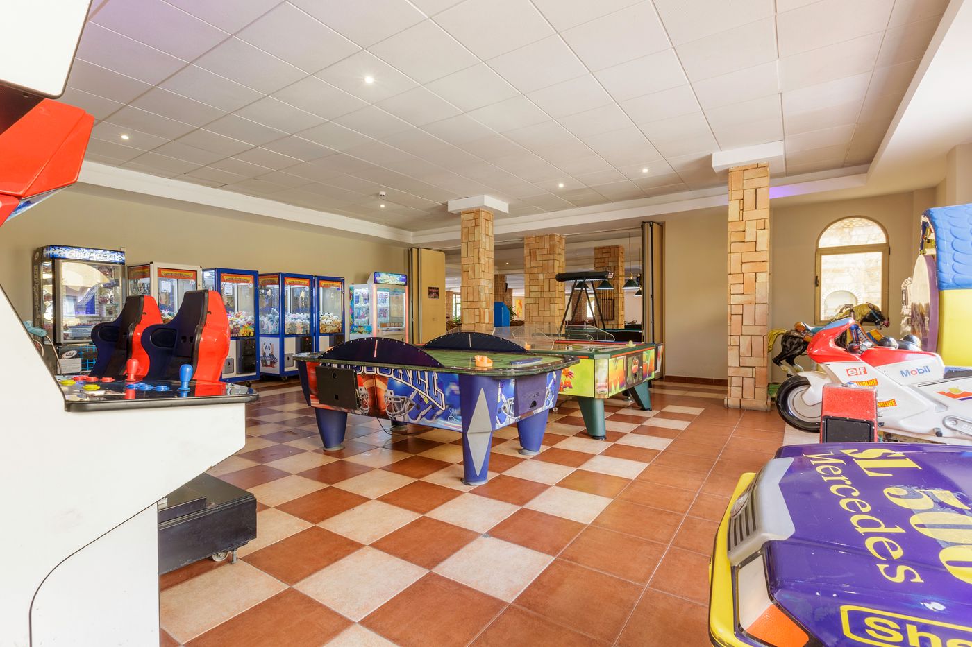 Best-Alcazar-Sports-and-Entertainment-51